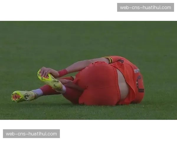 梅斯球员因不满对手快发任意球判罚与裁判理论，被出示黄牌警告